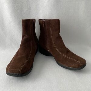 Clarks Ashlyn Size 7 1/2W Brown Suede Ankle Boots